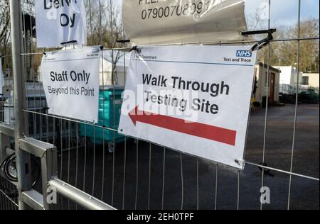 Ein Spaziergang durch Covid-19 Testgelände mit einem Hinweis auf den Eingang. Stockfoto