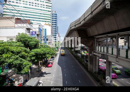 Blick auf den Verkehr auf den Straßen von Bangkok in Thailand, Fahrzeuge bewegen sich auf der Straße neben U-Bahn-Netz. Stockfoto
