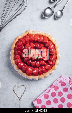 Köstliche frische Charlotte Kuchen mit Erdbeeren und Savoiardi Kekse Stockfoto