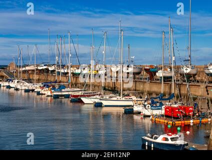 LOSSIEMOUTH HAFEN MORAY KÜSTE SCHOTTLAND YACHTEN IN DER MARINA UND AN DER HAFENMAUER Stockfoto