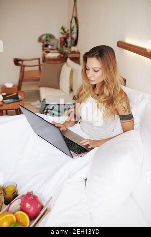Junge Frau im Bett Stockfoto