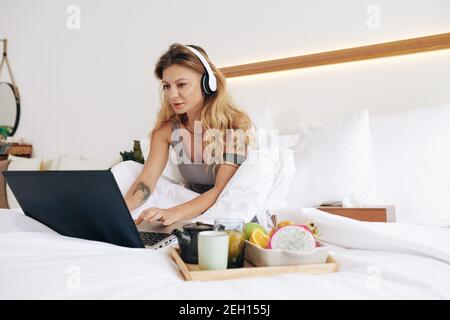 Freie Mitarbeiterin im Bett Stockfoto