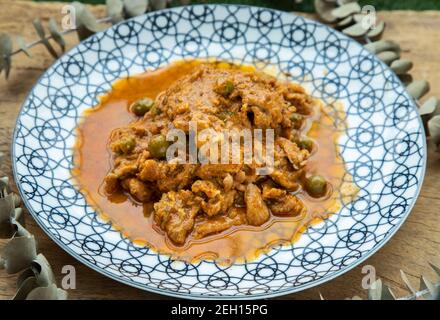 Panaeng Curry mit Schweinefleisch oder getrockneten roten Schweinefleisch Kokos-Curry. Köstliches und berühmtes thailändisches Essen. Selektiver Fokus. Stockfoto