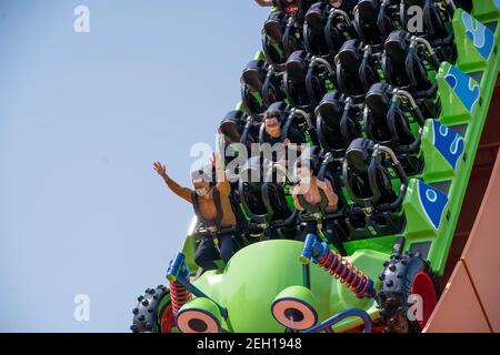 Während der Wiedereröffnung des Hong Kong Disneyland Resort wurden die Besucher mit Gesichtsmasken auf der Achterbahn RC Racer gesehen.das Hong Kong Disneyland Resort öffnet seine Pforten für Besucher, da die Regierung der Stadt die Sperrungsbeschränkungen gelockert hat, da die Infektionsrate des Covid-19 Coronavirus deutlich zurückgegangen ist In den letzten Tagen. Stockfoto