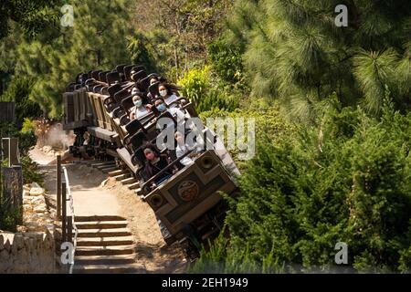 Während der Wiedereröffnung des Hong Kong Disneyland Resort wurden die Besucher mit Gesichtsmasken auf der Achterbahn Big Grizzly Mountain Runaway Mine Cars gesehen.das Hong Kong Disneyland Resort öffnet seine Tür wieder für Besucher, da die Regierung der Stadt die Lockdown-Beschränkungen wie die Infektionsrate des Covid-19 gelockert hat Das Coronavirus hat sich in den letzten Tagen deutlich verringert. Stockfoto