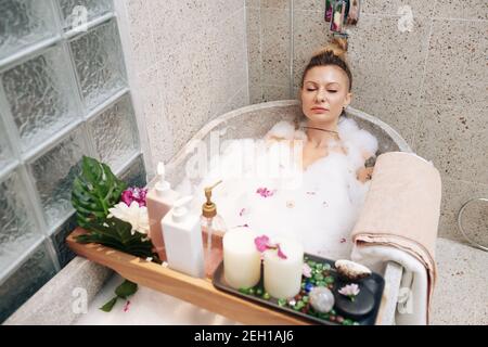 Frau unter Schaumbad Stockfoto