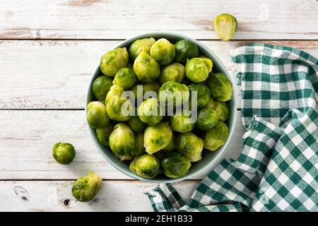 Set Rosenkohl in einer Schüssel auf einem Holztisch Stockfoto