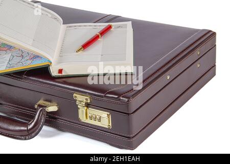 Moderner Lederkoffer mit Notizbüchern und Stift, isoliert auf weißem Hintergrund Stockfoto