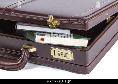Moderner Lederkoffer mit Notizbüchern, isoliert auf weißem Hintergrund Stockfoto