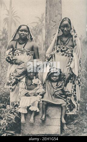 Ein Foto aus dem frühen 20th. Jahrhundert einer Gruppe von Suaheli Frauen und ihre Kinder aus Ostafrika um Anfang 1900s Stockfoto