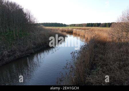 River Alt fließt nach Westen in Richtung Mersey River, Merseyside, Großbritannien Stockfoto