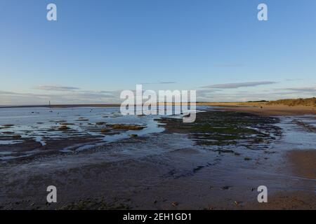 River Alt fließt in River Mersey, Hightown, Merseyside, Großbritannien Stockfoto