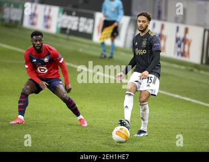 Devyne Rensch von Ajax, Jonathan Bamba von Lille (links) während der UEFA Europa League, Runde von 32, 1st Bein Fußballspiel zwischen / LM Stockfoto