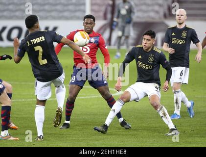 Jonathan David von Lille, Edson Alvarez von Ajax während der UEFA Europa League, Runde von 32, 1st Bein Fußballspiel zwischen Lille / LM Stockfoto