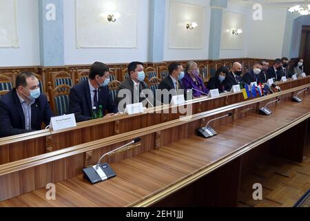 Nicht exklusiv: IVANO-FRANKIVSK, UKRAINE - 18. FEBRUAR 2021 - Ivano-Frankivsk Stadtchef Ruslan Martsinkiv, Leiter der Ivano-Frankivsk Regionalrat Stockfoto