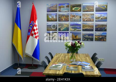 Nicht exklusiv: IVANO-FRANKIVSK, UKRAINE - 18. FEBRUAR 2021 - das Honorarkonsulat der Republik Kroatien in der Ukraine wurde in IVA eingeweiht Stockfoto