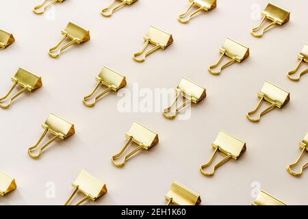 Muster für Bürobedarf. Goldene Büroklammern Stockfoto