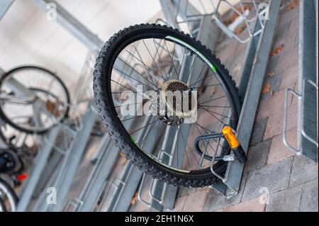 Ein Reifen eines gestohlenen Fahrrads Stockfoto