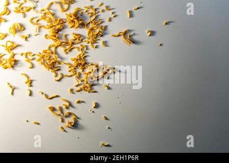 Kleines Stück Instant Nudeln auf dem Boden verstreut Stockfoto