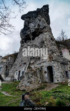 Perrier, Frankreich. Februar 2021, 10th. Das Dorf des Roches von Perrier, bestehend aus rund 300 Höhlen, stellt die größte Troglodytenanlage in der Auvergne dar. Stockfoto