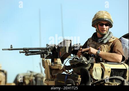 Aktenfoto vom 28/02/08 von Prinz Harry, der in seiner Position auf einem spartanischen gepanzerten Fahrzeug in der Provinz Helmand, Süd-Afghanistan, sitzt. Der Herzog und die Herzogin von Sussex haben Königin Elizabeth II. Bestätigt, dass sie nicht als arbeitende Mitglieder der königlichen Familie zurückkehren werden. Ausgabedatum: Freitag, 19. Februar 2021. Stockfoto