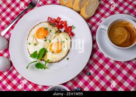 Frühstück Spiegeleier, Kaffee, Brot Stockfoto