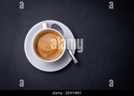 Tasse Kaffee auf dunkelblauem Hintergrund Stockfoto