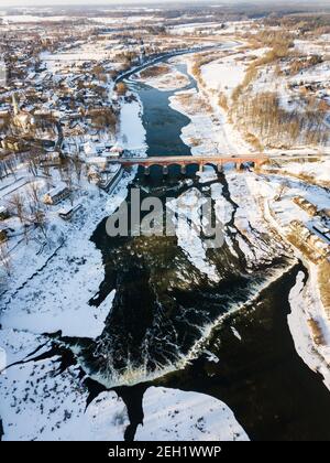 Venta Rapid Wasserfall, der breiteste Wasserfall in Europa und lange Ziegelbrücke, Kuldiga, Lettland. Von oben aufgenommen. Stockfoto