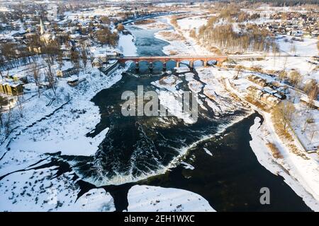 Venta Rapid Wasserfall, der breiteste Wasserfall in Europa und lange Ziegelbrücke, Kuldiga, Lettland. Von oben aufgenommen. Stockfoto