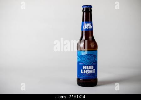 Sandhurst, Vereinigtes Königreich; Februar 13th 2021:- EINE Flasche Bud Light auf weißem Hintergrund Stockfoto