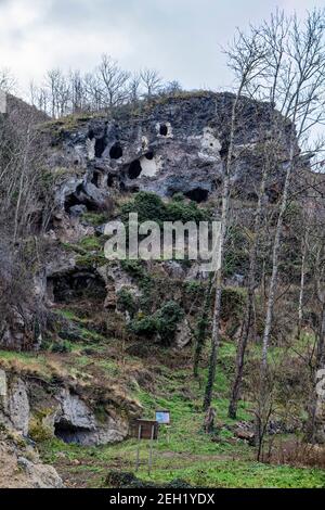 Perrier, Frankreich. Februar 2021, 10th. Das Dorf des Roches von Perrier, bestehend aus rund 300 Höhlen, stellt die größte Troglodytenanlage in der Auvergne dar. Stockfoto