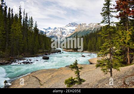 Rocky Mountains. Wunderschöne Landschaft mit Bergen und Flüssen im Jasper National Park Canada. Icefield parkway. Stockfoto