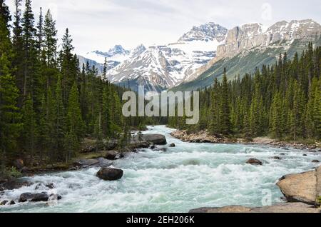 Wunderschöne Landschaft mit Bergen und Flüssen im Jasper National Park Canada. Icefield parkway. Rocky Mountains Stockfoto