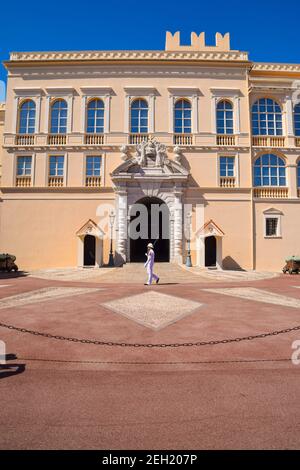 Eine Wache vor dem Fürstenpalast von Monaco Stockfoto