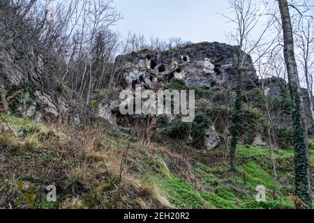 Perrier, Frankreich. Februar 2021, 10th. Das Dorf des Roches von Perrier, bestehend aus rund 300 Höhlen, stellt die größte Troglodytenanlage in der Auvergne dar. Stockfoto