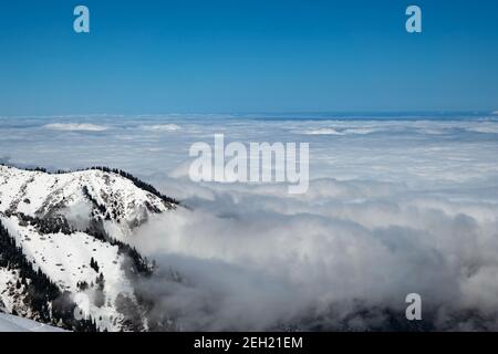 Berglandschaft im Winter. Höher als Wolken. Teilweise bewölkt. Almaty Region. Tien Shan Berge. Kasachstan Stockfoto