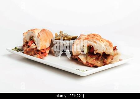 Nahaufnahme von köstlich zubereiteten Sandwiches serviert mit geschnittenen heißen Pfeffer Stockfoto