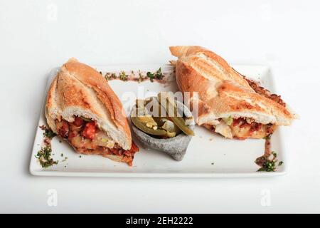 Nahaufnahme von köstlich zubereiteten Sandwiches serviert mit geschnittenen heißen Pfeffer Stockfoto