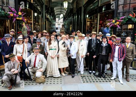 Dapper British Chaps and Chapettes at ' The Grand Flaneur' CHAP Walk, Mayfair, London, UK Stockfoto