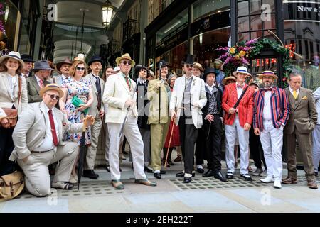 Dapper British Chaps and Chapettes at ' The Grand Flaneur' CHAP Walk, Mayfair, London, UK Stockfoto