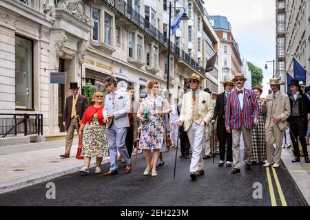 Dapper British Chaps and Chapettes at ' The Grand Flaneur' CHAP Walk, Mayfair, London, UK Stockfoto