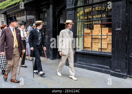 Dapper British Chaps and Chapettes at ' The Grand Flaneur' CHAP Walk, Mayfair, London, UK Stockfoto