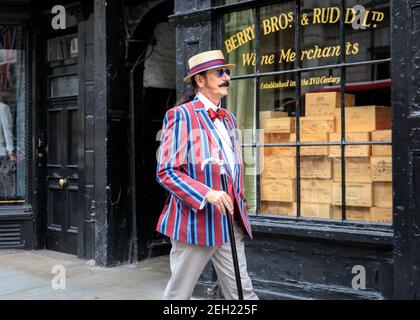 Dapper British CHAP am "Grand Flaneur" CHAP Walk, Mayfair, London, Großbritannien Stockfoto