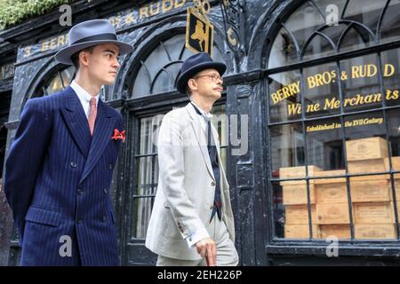 Dapper British Chaps and Chapettes at ' The Grand Flaneur' CHAP Walk, Mayfair, London, UK Stockfoto