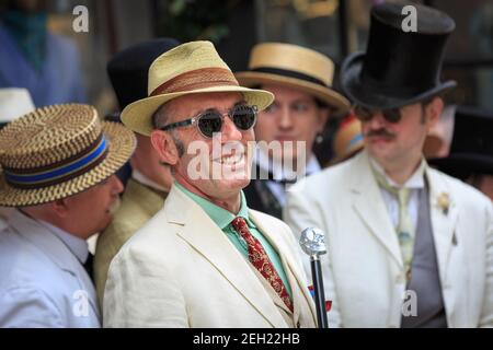 Gustav Temple (m), Organisator und Redakteur 'The CHAP', bei 'The Grand Flaneur' Walk, Mayfair, London, Großbritannien Stockfoto