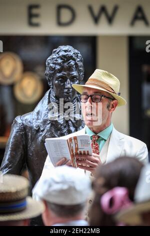 Organisator Gustav Temple (l) und British Chaps and Chapettes im "The Grand Flaneur" CHAP Walk, Mayfair, London, Großbritannien Stockfoto