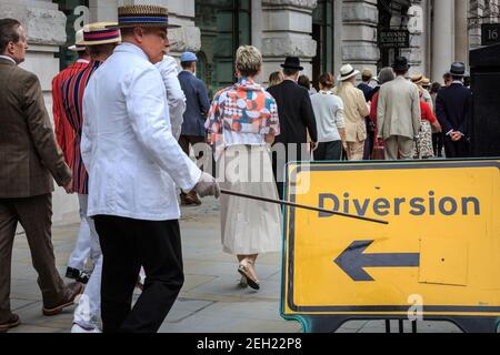 Dapper British Chaps and Chapettes at ' The Grand Flaneur' CHAP Walk, Mayfair, London, UK Stockfoto