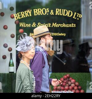 Dapper British Chaps and Chapettes at ' The Grand Flaneur' CHAP Walk, Mayfair, London, UK Stockfoto