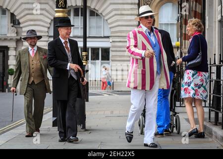 Dapper British Chaps and Chapettes at ' The Grand Flaneur' CHAP Walk, Mayfair, London, UK Stockfoto