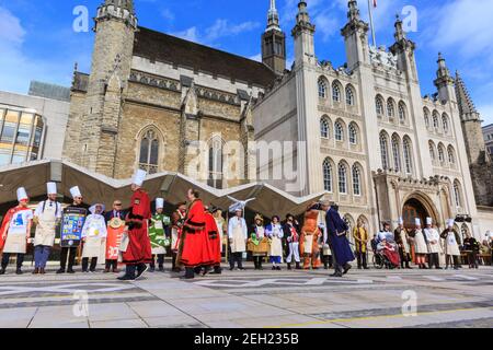 Teilnehmer aus der City of London Worshipful Companies bei den jährlichen Shrove Tuesday Inter-livery Pancake Races, London, UK Stockfoto